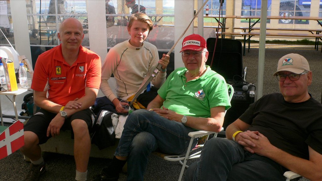 Fra venstre far Brian, ”sønnike” Magnus og mekanikker brødrene Allan og Bruno Taulborg. Allan er far til Brian og så også farfar til Magnus.